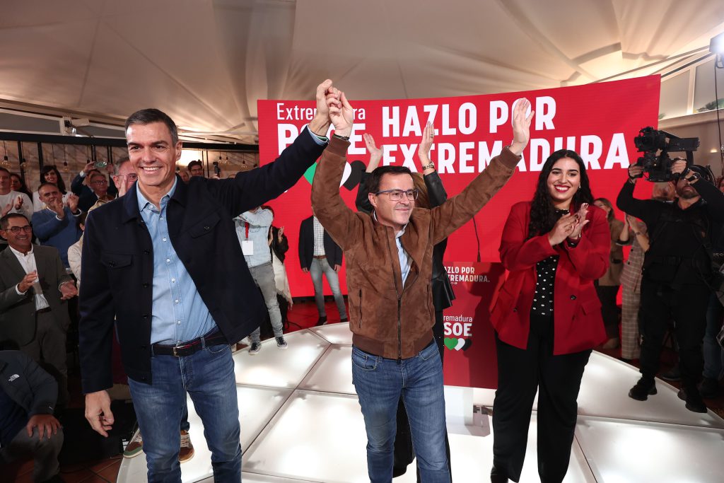 Pedro Sánchez evita la corruzione al mitin di pre‑campagna in Extremadura