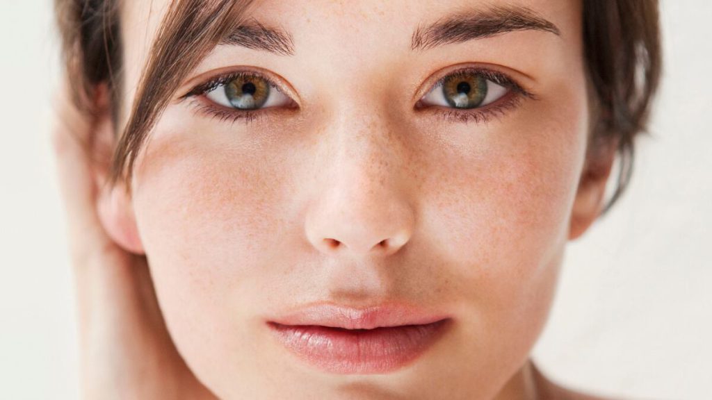 Eliminare i miliums dal viso: guida pratica e precauzioni