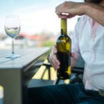 Un anziano in attesa di un prodigio: speranza in Dio o in un'equazione