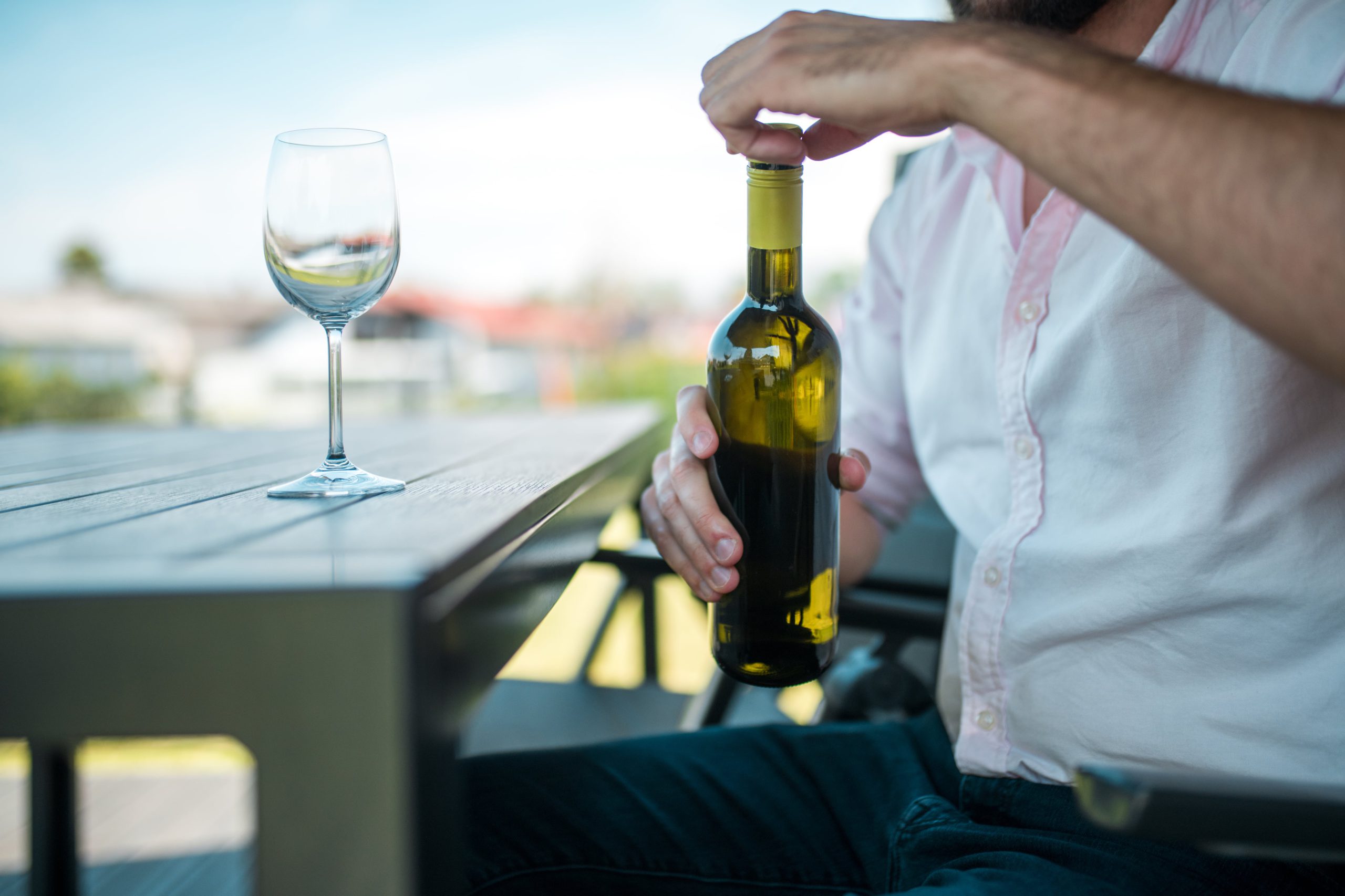 Un anziano in attesa di un prodigio: speranza in Dio o in un'equazione