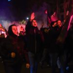 Il governo spagnolo valuta sanzioni per manifestanti che hanno lanciato proclami razzisti e richiesto un colpo alla nuca a Pedro Sánchez