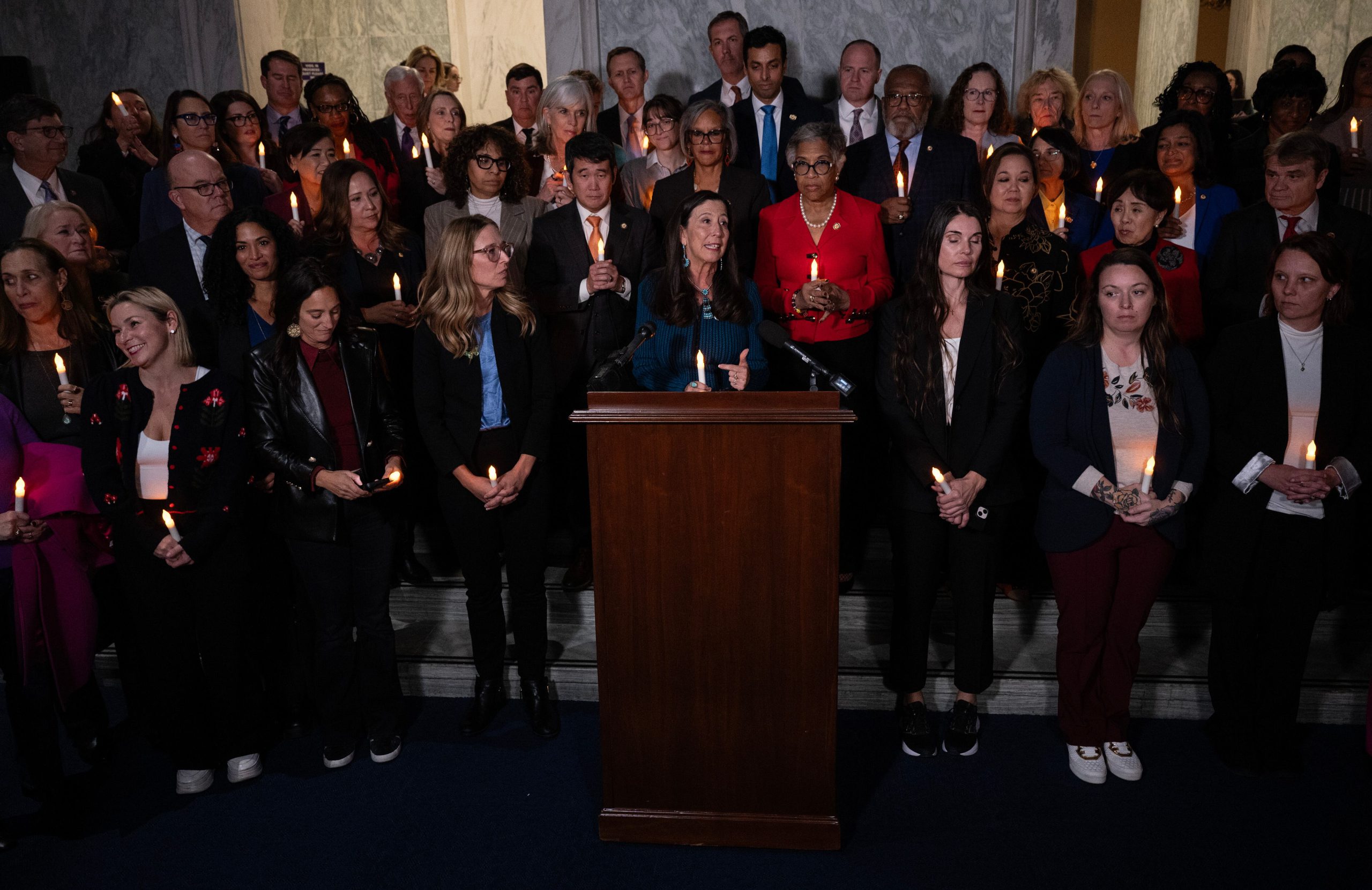 Legge che libera i documenti di Epstein approvata in fretta, ma con eccezioni che preoccupano le vittime