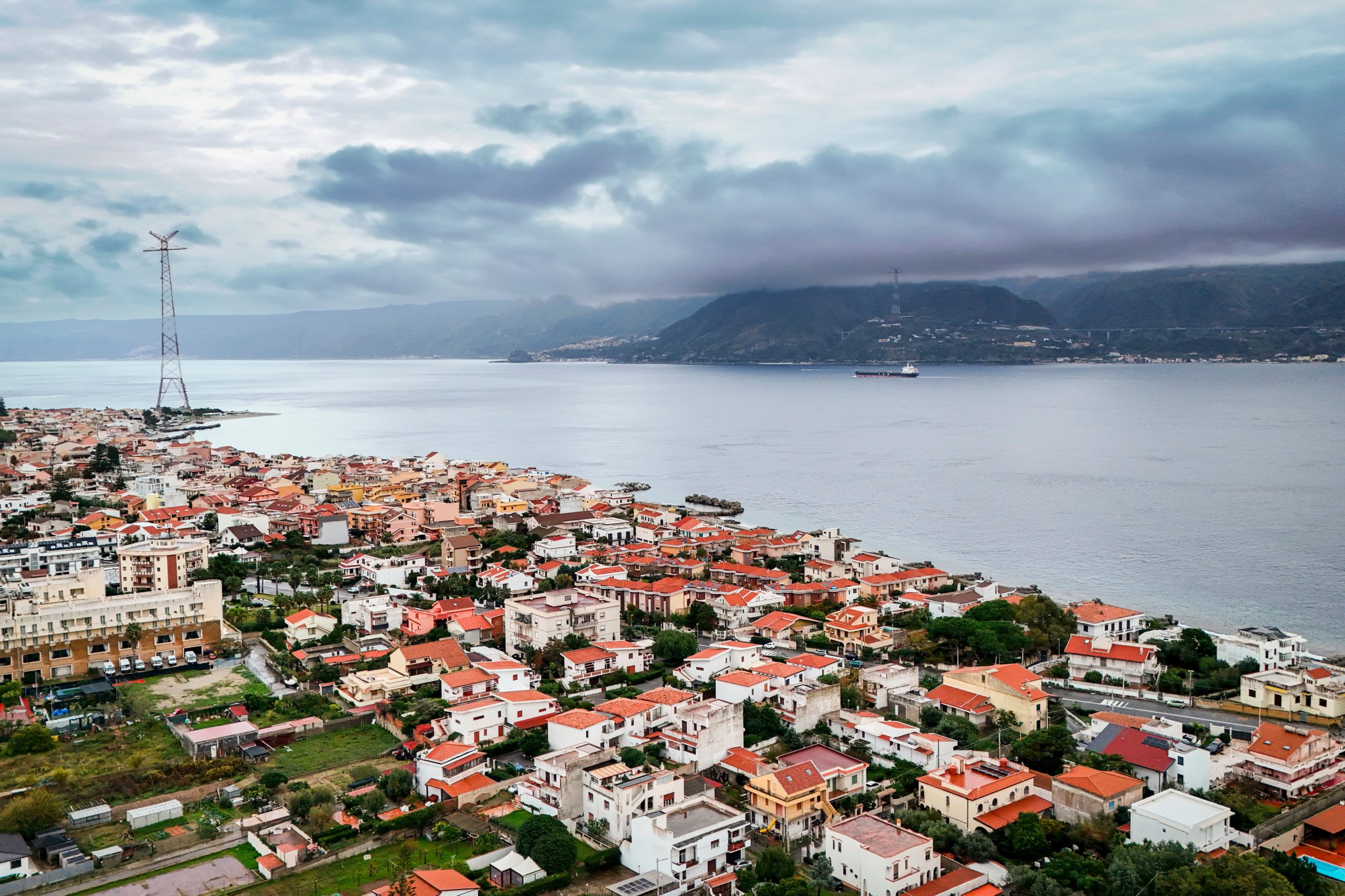 Il ponte sullo stretto di Messina: un progetto che unisce l'Italia ma divide le comunità locali