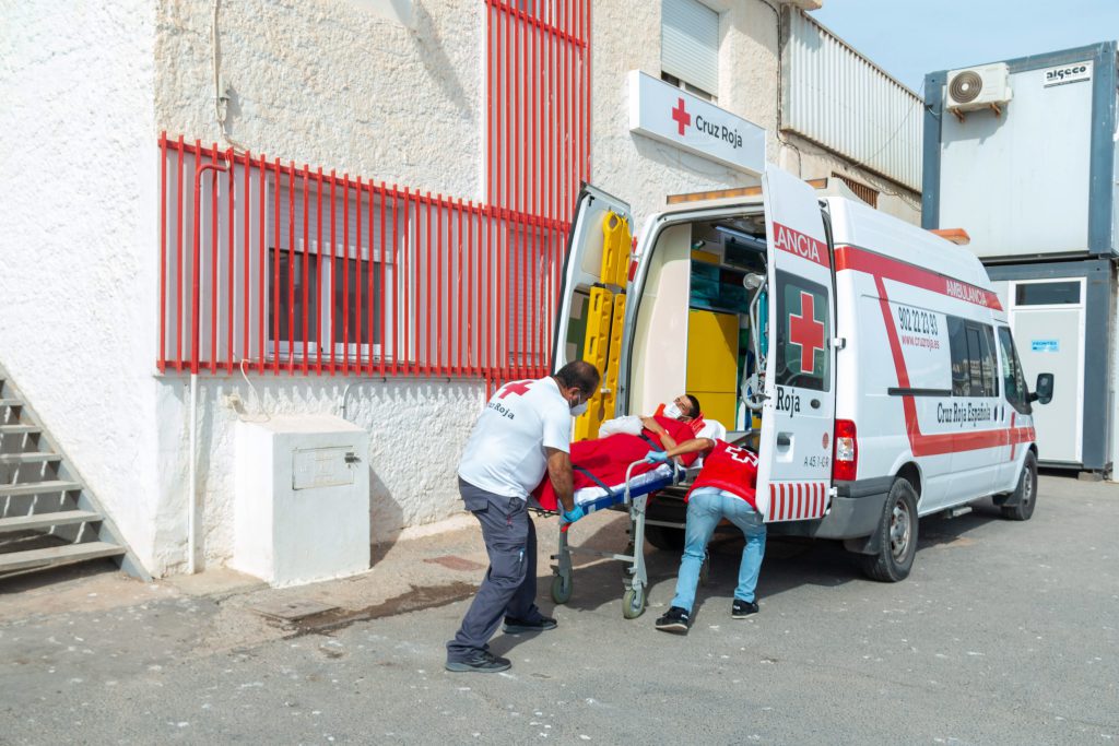 Paziente critico trasferito di notte da Baza a Granada: cambio di ambulanza in una stazione di servizio