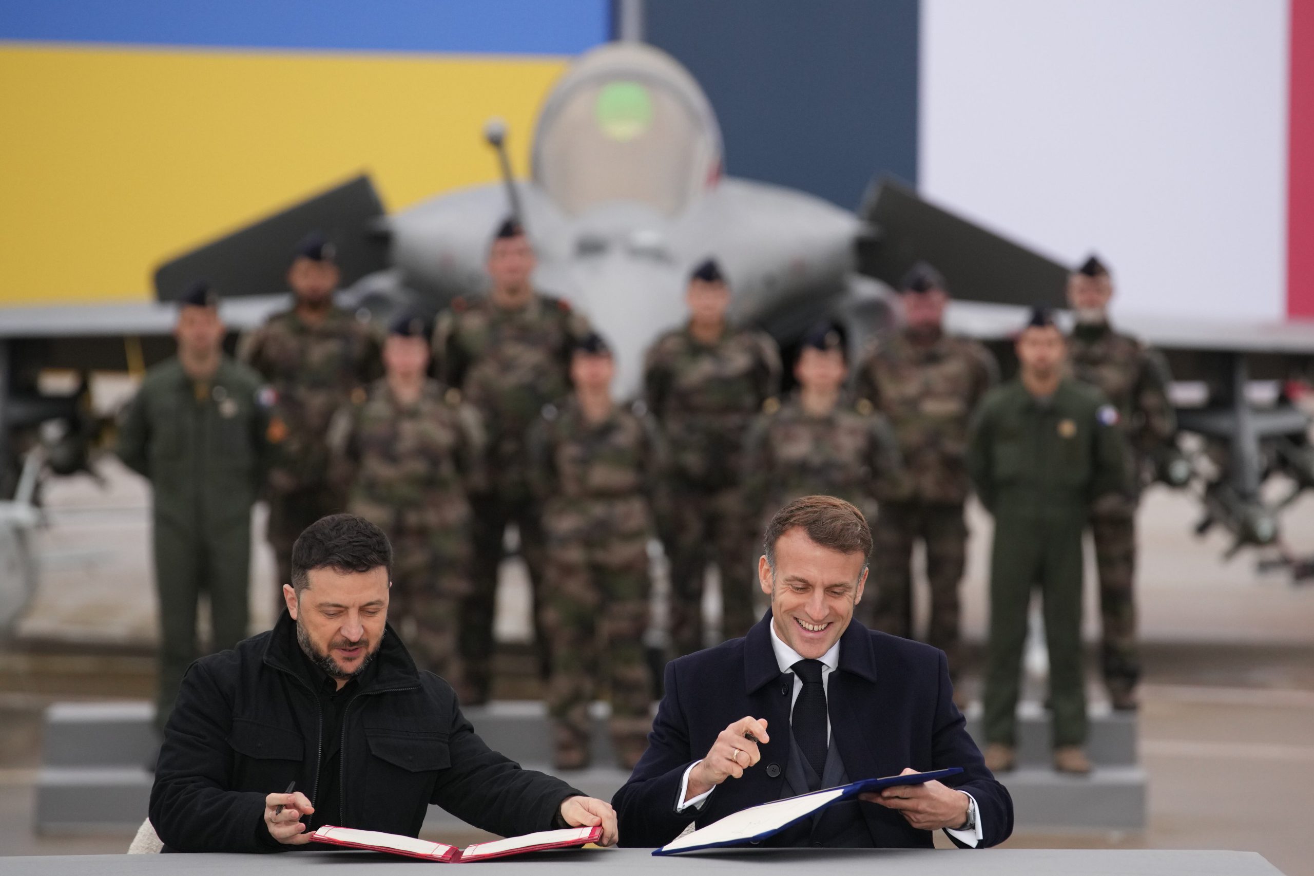 Zelenski e Macron firmano accordo per armare Kiev a Parigi dopo la guerra