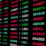 Mercati in calo: Milano scende del 0,6 % mentre la Fed considera un nuovo taglio dei tassi e il Bitcoin perde l’11 %