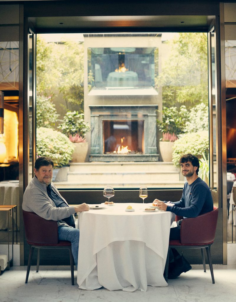 Due sconosciuti si incontrano a Madrid per parlare di cucina e di vita, invitati dal quotidiano El País Semanal