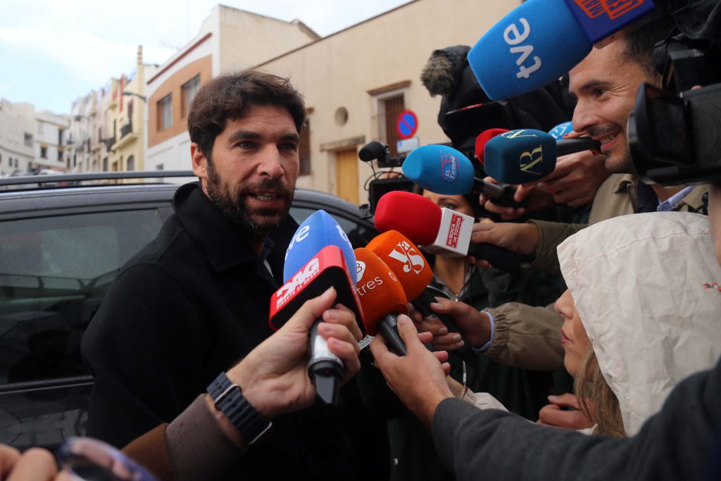 Cayetano Rivera spiega l’incidente stradale come errore di attenzione e denuncia l’acoso dei media