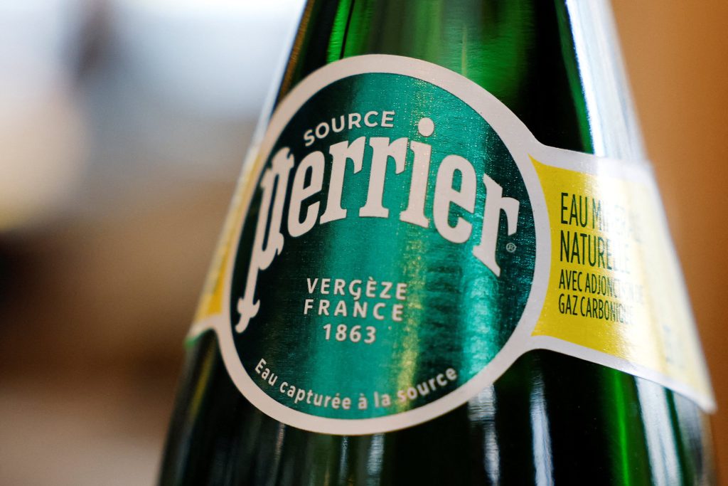 Tribunale francese respinge la causa contro Perrier, autorizza la vendita di acqua minerale naturale