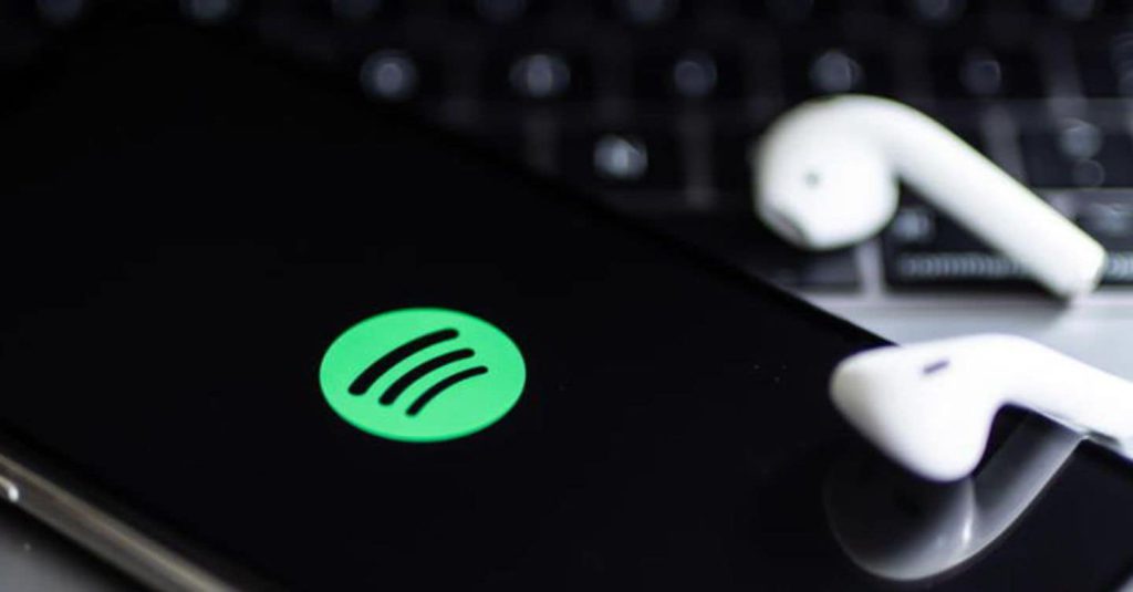 Spotify registra un trimestre finanziario record con ricavi da 4,3 miliardi di dollari e un utile di 582 milioni di dollari, superando le aspettative degli analisti e consolidando la sua posizione leader nel mercato dello streaming musicale.