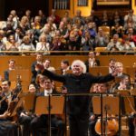 Simon Rattle dirige la Sinfonica della Radio di Baviera a Madrid con opere di Janáček e Bruckner