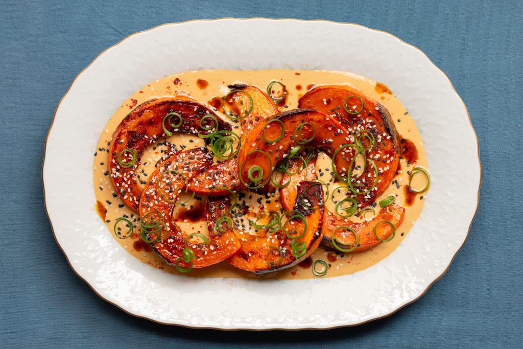 Zucchina glazurata con salsa di arachidi e lime: una ricetta dolce e saporita