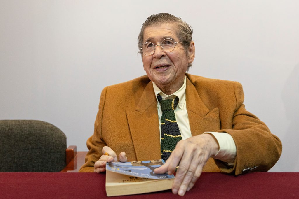 Manoscritto originale di Un mondo per Julius di Bryce Echenique arriva all&#039;Instituto Cervantes