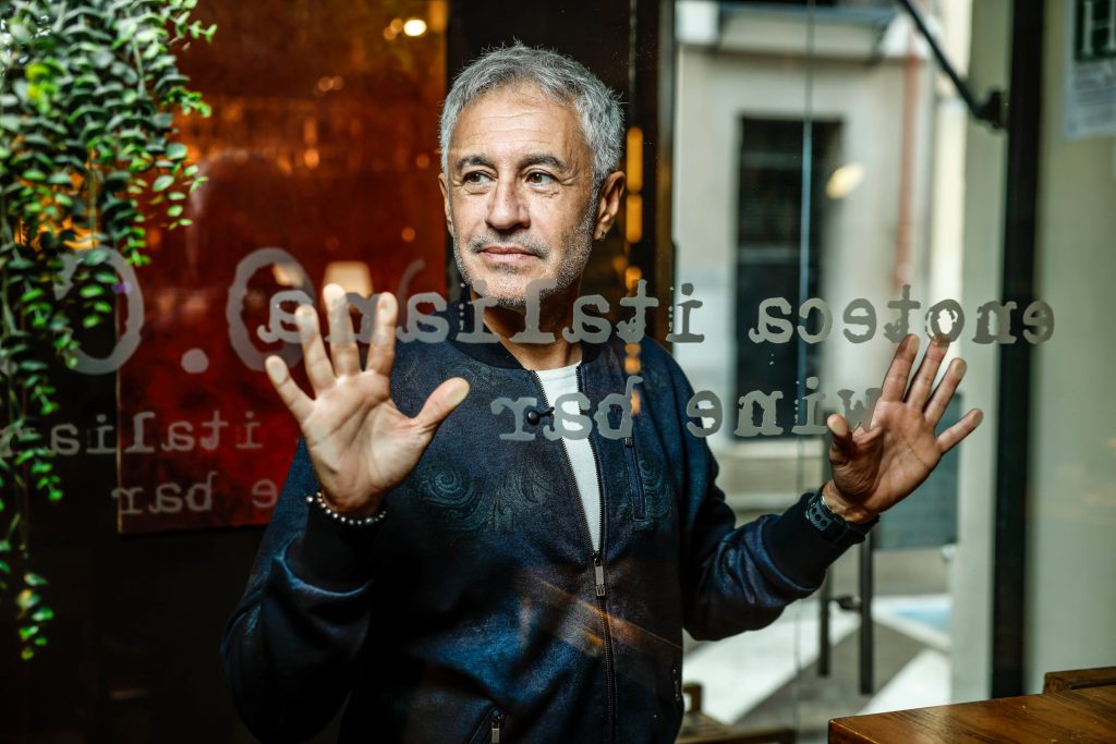 Sergio Dalma promuove il nuovo album in una vinoteca di Madrid