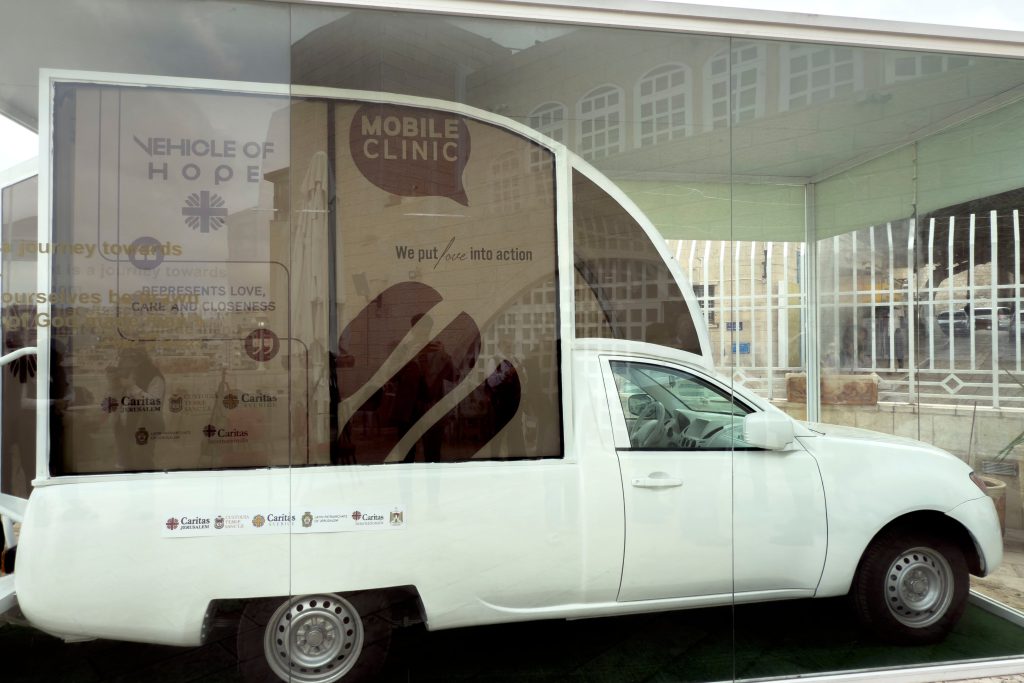Il papamóvil convertito in clinica arriva a Betlemme e attende l’autorizzazione israeliana per entrare in Gaza