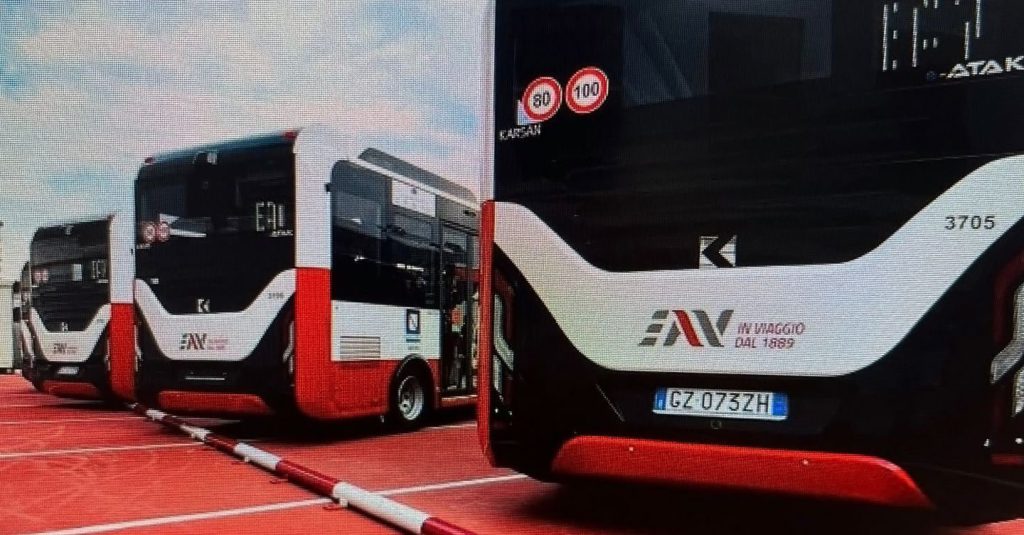 Napoli verso la sostenibilità: i primi quattro bus elettrici entrano in servizio