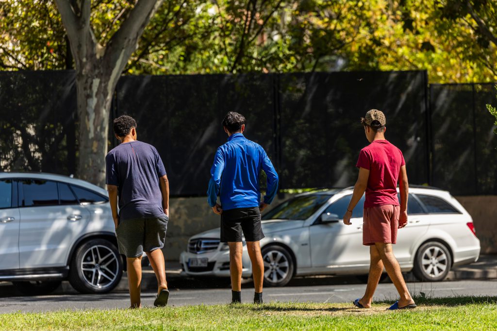 Un uomo spruzza gas pimienta su tre minori migranti vicino al centro di accoglienza di Hortaleza