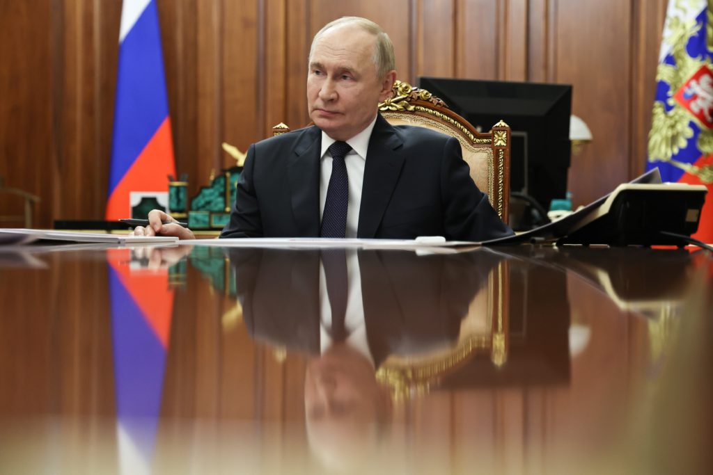 Il Kremlin respinge il piano di pace europeo, preferendo le concessioni di Trump.