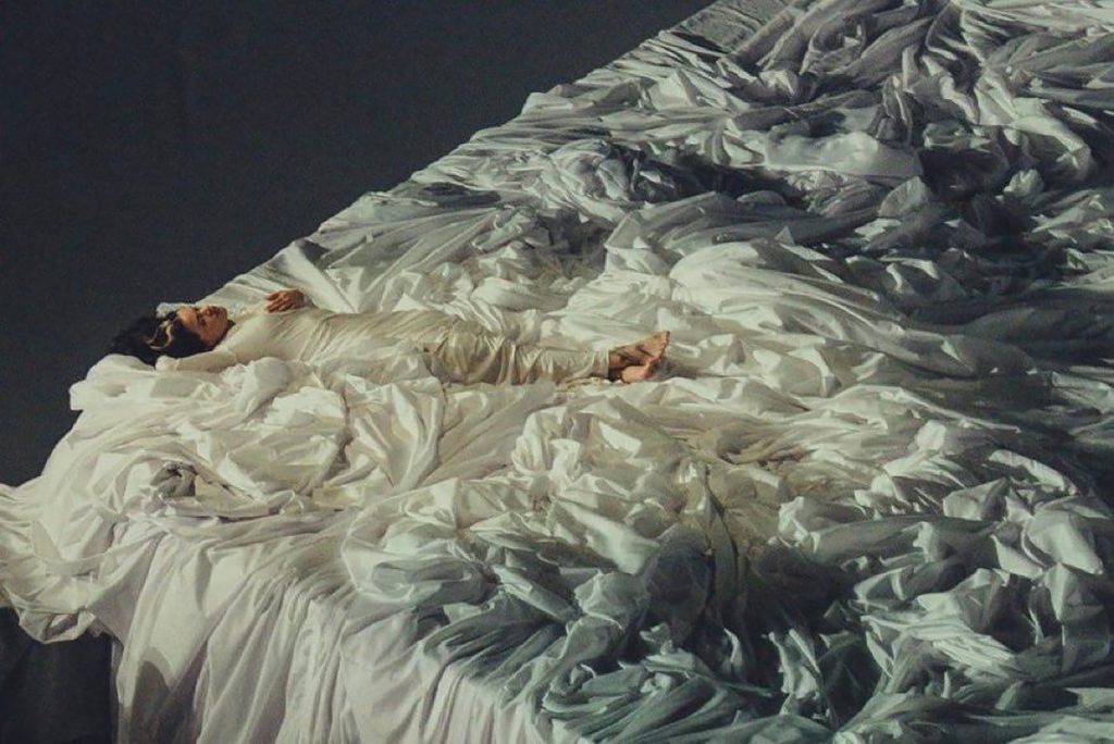 Il letto di Rosalía: un simbolo di marketing nell'album Lux