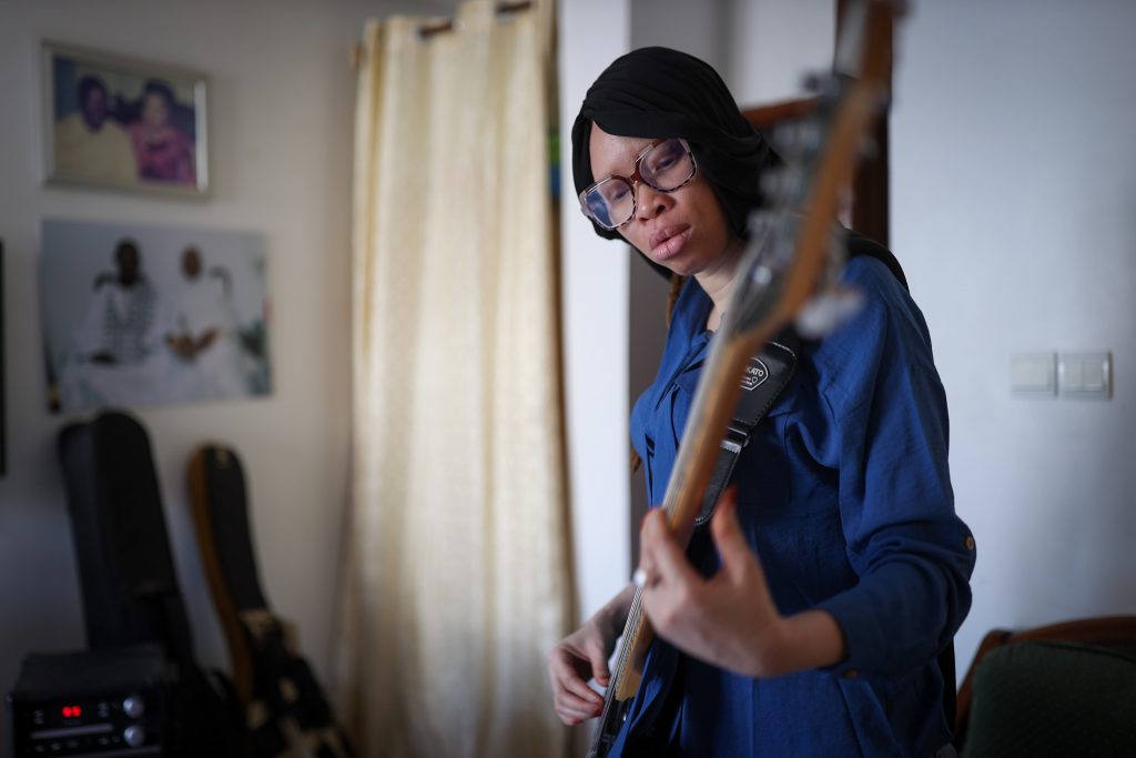 Maah Khoudia Keita: musicista senegalese albinista che denuncia la violenza di genere con il suo primo singolo