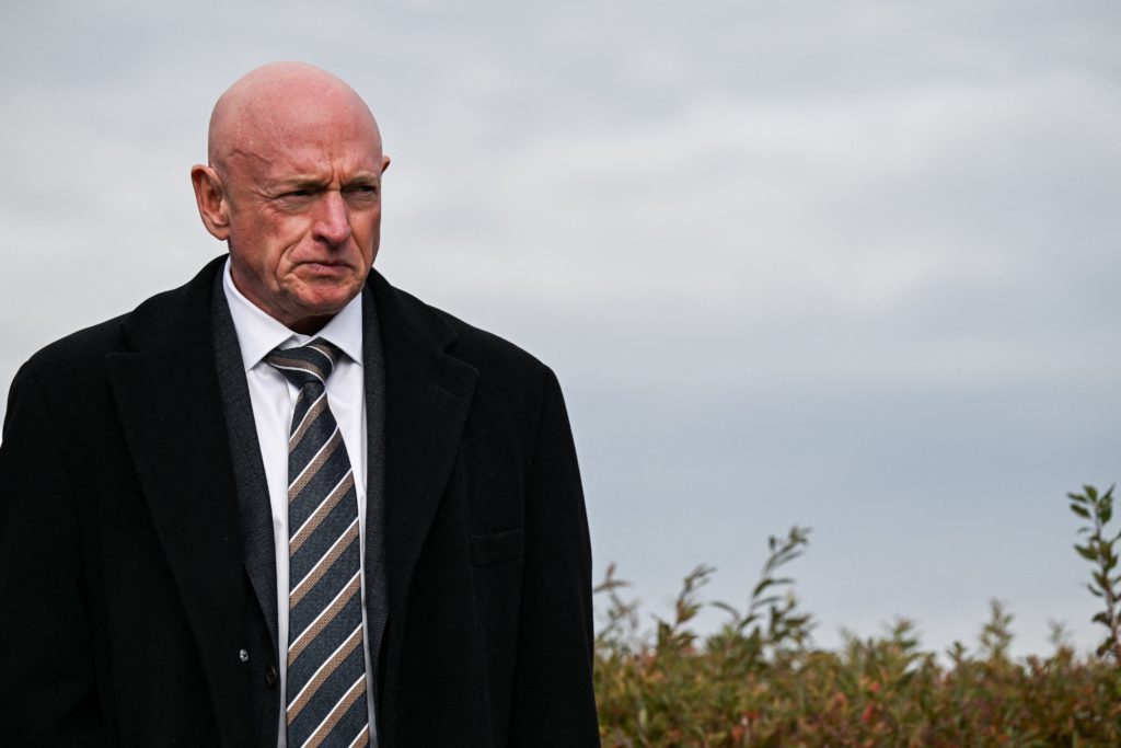 Pentagono minaccia processo militare al senatore Mark Kelly per video contro ordini illegali