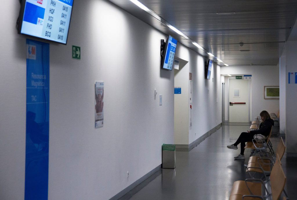 Ospedali di Madrid introducono appuntamenti notturni per risonanze magnetiche: pazienti in attesa in sale deserte