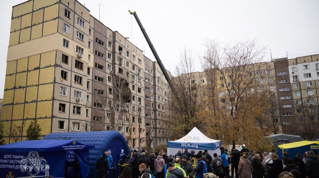 Lutto a Dnipro dopo l&#039;attacco russo a un edificio residenziale: due giorni di dolore e riflessione