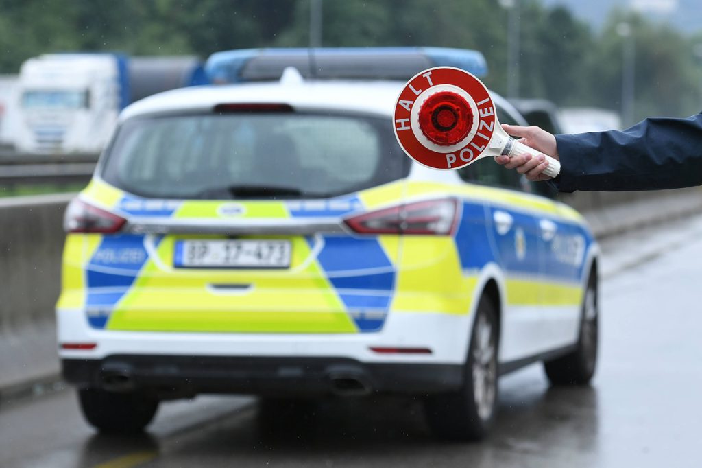 Coppia fermata sulla A1 per rapporto sessuale: le possibili conseguenze legali e il dibattito sulla libertà individuale e sicurezza stradale
