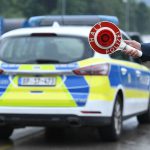 Coppia fermata sulla A1 per rapporto sessuale: le possibili conseguenze legali e il dibattito sulla libertà individuale e sicurezza stradale