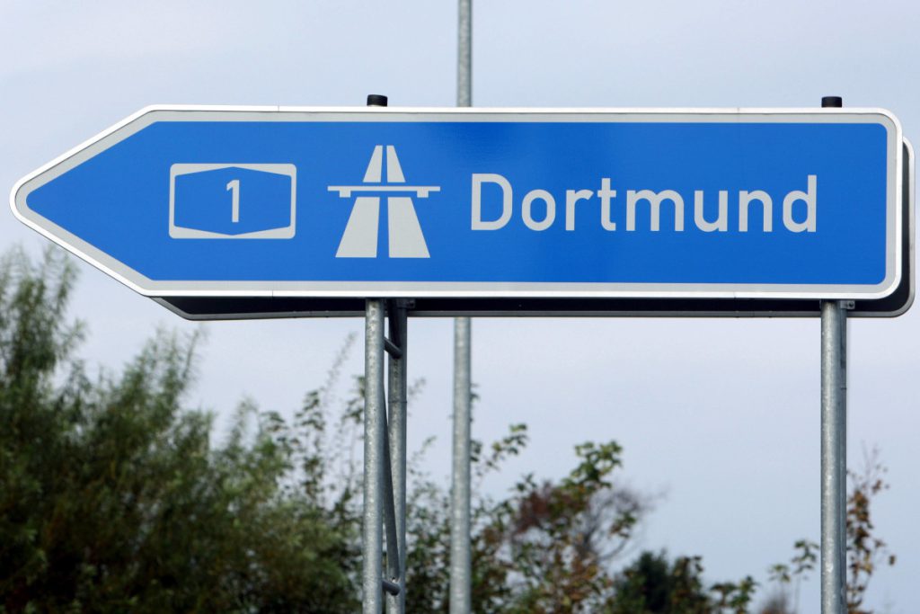 Coppia fermata dalla polizia per attività intima a bordo di auto in movimento sull&#039;autostrada A1