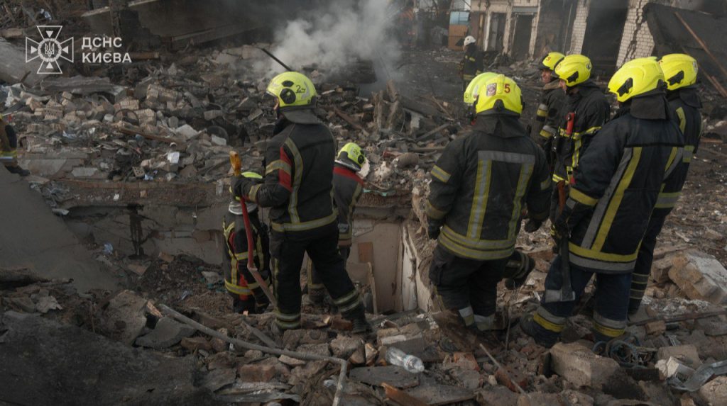 Operazione di soccorso a Kiev conclusa dopo l’attacco russo: 7 morti, 21 feriti