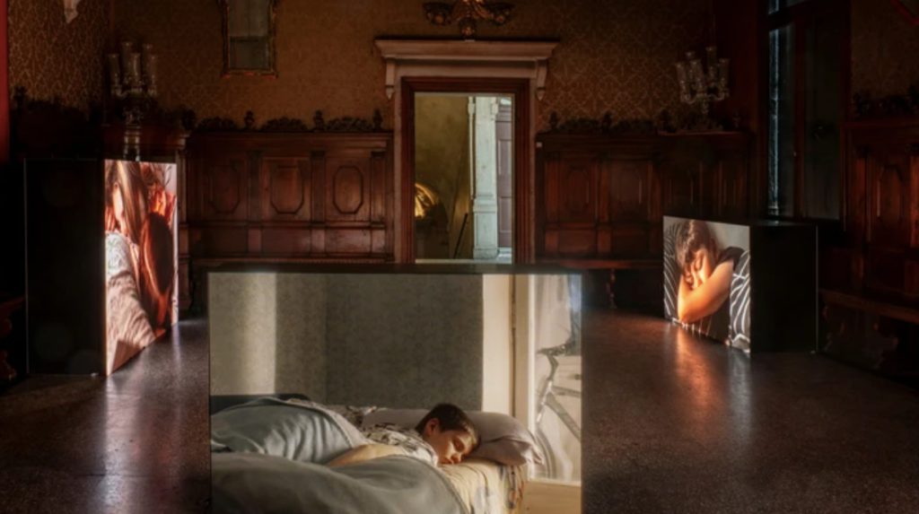 Premio OFFSCREEN Paris assegnato al duo di artisti ucraini Yarema Malashchuk e Roman Khimei per l&#039;installazione video &quot;You Shouldn&#039;t Have to See This&quot; sulla deportazione di bambini ucraini in Russia