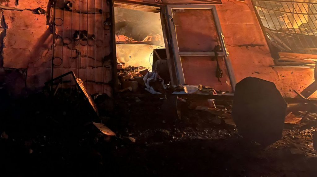 Attacchi russi nell&#039;Oblast di Dnipropetrovsk: vittime civili e danni alle infrastrutture

Introduzione
Un attacco russo nell&#039;Oblast di Dnipropetrovsk ha causato la morte di una persona e il ferimento di 11, tra cui due bambini. La fonte di queste informazioni è Vladyslav Haivanenko, capo ad interim dell&#039;Amministrazione Militare dell&#039;Oblast di Dnipropetrovsk.

Dettagli dell&#039;attacco
Secondo Haivanenko, &quot;il nemico ha attaccato la hromada di Mykolaivka nel distretto di Synelnykove con un missile e un drone. Una donna di 65 anni è stata uccisa. Otto persone sono state ferite, tra cui due bambini. Un ragazzo di 15 anni sarà trattato in regime di day hospital. Una bambina di 5 anni è stata ricoverata in condizioni critiche, così come due adulti. Un caffè-negozio, una casa e un&#039;auto sono stati danneggiati dall&#039;incendio. Dodici abitazioni sono state danneggiate.&quot;

Altri attacchi
La hromada di Vasylkivka è stata attaccata con una bomba guidata, danneggiando diverse auto. I russi hanno utilizzato artiglieria, sistemi di lancio multipli Grad e droni FPV per attaccare il distretto di Nikopol.

Approfondimento
Gli attacchi russi contro l&#039;Oblast di Dnipropetrovsk sono solo l&#039;ultimo episodio di una lunga serie di violenze e aggressioni contro la popolazione civile ucraina. La comunità internazionale deve continuare a condannare fermamente tali azioni e a sostenere l&#039;Ucraina nella sua lotta per la libertà e la sovranità.

Possibili Conseguenze
Gli attacchi russi potrebbero avere gravi conseguenze per la popolazione civile, inclusi feriti, morti e danni alle infrastrutture. Inoltre, tali azioni potrebbero aumentare le tensioni tra la Russia e l&#039;Ucraina, nonché tra la Russia e la comunità internazionale.

Opinione
È fondamentale che la comunità internazionale si unisca per condannare gli attacchi russi contro l&#039;Ucraina e per sostenere il popolo ucraino nella sua lotta per la libertà e la sovranità. È anche importante che la Russia sia chiamata a rispondere delle sue azioni e che si trovino soluzioni pacifiche e durature per il conflitto.

Analisi Critica dei Fatti
Gli attacchi russi contro l&#039;Oblast di Dnipropetrovsk sono un esempio di come la Russia stia continuando a violare il diritto internazionale e a commettere crimini di guerra. È fondamentale che la comunità internazionale si unisca per condannare tali azioni e per sostenere l&#039;Ucraina nella sua lotta per la libertà e la sovranità.

Relazioni con altri fatti
Gli attacchi russi contro l&#039;Oblast di Dnipropetrovsk sono solo l&#039;ultimo episodio di una lunga serie di violenze e aggressioni contro la popolazione civile ucraina. Tali azioni sono collegate ad altri eventi, come l&#039;annessione della Crimea e il conflitto nel Donbas.

Contesto storico
Gli attacchi russi contro l&#039;Oblast di Dnipropetrovsk sono parte di un più ampio contesto storico di tensioni e conflitti tra la Russia e l&#039;Ucraina. La regione ha una lunga storia di conflitti e di lotte per la libertà e la sovranità.

Fonti
La fonte di queste informazioni è Ukrainska Pravda, che ha pubblicato l&#039;articolo originale su www.pravda.com.ua. Altre fonti includono Facebook e Patreon.