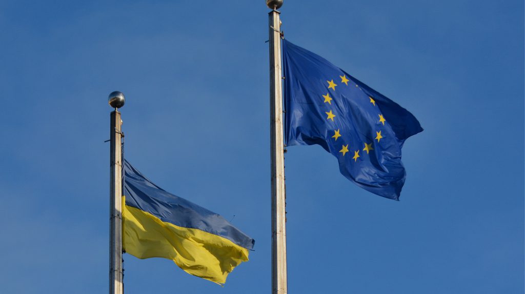 Ucraina verso l&#039;adesione all&#039;UE: il rapporto di allargamento dell&#039;UE è il migliore degli ultimi tre anni

Introduzione
Il Vice Primo Ministro per l&#039;integrazione europea e euro-atlantica dell&#039;Ucraina, Taras Kachka, ha definito il rapporto annuale di allargamento della Commissione europea come il migliore degli ultimi tre anni. Questo rapporto rappresenta un importante passo avanti per l&#039;Ucraina sulla sua strada per l&#039;adesione all&#039;UE.

Dettagli
Secondo Kachka, per la prima volta, la Commissione europea ha riconosciuto che l&#039;Ucraina sta mostrando un progresso record nella maggior parte delle aree di riforma. Il rapporto contiene 36 valutazioni attraverso capitoli e roadmap individuali, e l&#039;Ucraina ha mostrato progressi in tutti loro senza eccezioni.

Approfondimento
Kachka ha aggiunto che il rapporto non contiene critiche, ma include raccomandazioni per i prossimi passi, che si allineano con i rapporti di screening e le roadmap. Nelle aree di giustizia e anticorruzione, si nota il lavoro sistematico delle istituzioni.

Possibili Conseguenze
Kachka ha anche evidenziato il fatto che la Commissione europea conferma la prontezza dell&#039;Ucraina ad aprire i cluster di negoziazione 1, 2 e 6. Gli altri mostrano una buona dinamica per essere pronti per l&#039;apertura entro la fine dell&#039;anno.

Opinione
La valutazione positiva del rapporto di allargamento dell&#039;UE rappresenta un importante passo avanti per l&#039;Ucraina sulla sua strada per l&#039;adesione all&#039;UE. Questo risultato è il frutto del lavoro sistematico delle istituzioni ucraine e della loro determinazione a implementare le riforme necessarie per l&#039;adesione all&#039;UE.

Analisi Critica dei Fatti
Il rapporto di allargamento dell&#039;UE rappresenta un&#039;importante valutazione del progresso dell&#039;Ucraina nelle aree di riforma e nella sua prontezza per l&#039;adesione all&#039;UE. Questo rapporto è stato preceduto da una serie di sviluppi importanti, tra cui l&#039;approvazione del rapporto annuale di allargamento della Commissione europea per tutti i paesi candidati.

Relazioni con altri fatti
Il rapporto di allargamento dell&#039;UE è stato preceduto da una serie di sviluppi importanti, tra cui l&#039;approvazione del rapporto annuale di allargamento della Commissione europea per tutti i paesi candidati. L&#039;Ucraina ha ottenuto lo status di paese candidato all&#039;UE nel 2022 e da allora ha lavorato per implementare le riforme necessarie per l&#039;adesione all&#039;UE.

Contesto storico
L&#039;Ucraina ha ottenuto lo status di paese candidato all&#039;UE nel 2022 e da allora ha lavorato per implementare le riforme necessarie per l&#039;adesione all&#039;UE. Questo processo è stato accompagnato da una serie di sfide e ostacoli, ma l&#039;Ucraina ha dimostrato la sua determinazione a raggiungere l&#039;obiettivo dell&#039;adesione all&#039;UE.

Fonti
Fonte: European Pravda
Leggi di più sul rapporto del 2024: From &quot;corruption&quot; to newscast: what EU expects from Ukraine and how it assesses its readiness to join
Sostieni Ukrainska Pravda su Patreon!