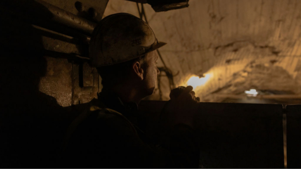 Attacchi aerei russi contro strutture carbonifere in Ucraina: danni e reazioni ufficiali

## Approfondimento
Gli attacchi aerei russi contro le strutture carbonifere nella regione di Donetsk hanno causato danni significativi, colpendo sale caldaie, edifici amministrativi e strutture di stoccaggio. Le società colpite non sono attualmente operative.

## Possibili Conseguenze
Gli attacchi potrebbero avere conseguenze negative sulla produzione di carbone e sull&#039;economia ucraina, oltre a mettere a rischio la sicurezza energetica del paese.

## Opinione
La Ministra dell&#039;Energia ucraina, Svitlana Hrynchuk, ha condannato gli attacchi, definendoli un atto di terrorismo russo, e ha annunciato colloqui con i partner per rafforzare la difesa aerea e assicurare l&#039;attrezzatura per il rapido ripristino delle infrastrutture energetiche.

## Analisi Critica dei Fatti
Gli attacchi russi contro le strutture carbonifere ucraine sono un esempio di come la guerra in Ucraina stia avendo un impatto significativo sull&#039;economia e sulla sicurezza energetica del paese. La comunità internazionale dovrebbe condannare questi attacchi e sostenere l&#039;Ucraina nella sua lotta per la difesa della sua sovranità e integrità territoriale.

## Relazioni con altri fatti
Gli attacchi russi contro le strutture carbonifere ucraine sono parte di una più ampia strategia di attacchi contro le infrastrutture energetiche ucraine, che include anche attacchi contro centrali elettriche e gasdotti.

## Contesto storico
Gli attacchi russi contro le strutture carbonifere ucraine sono iniziati nel 2022, come parte della guerra in Ucraina. La regione di Donetsk è stata una delle aree più colpite dagli attacchi, con numerose società carbonifere e infrastrutture energetiche colpite.

## Fonti
La fonte di questo articolo è il sito ufficiale del Ministero dell&#039;Energia ucraino, [www.mev.gov.ua](https://www.mev.gov.ua/novyna/rosiya-atakuvala-vuhilni-pidpryyemstva-na-donechchyni?fbclid=IwY2xjawN4MGFleHRuA2FlbQIxMABicmlkETEyd3ZXSUZDM1FLR2ZSQlBpAR7ve_zbvdXYKDdj4svInYhK_5fEB3yXKNZwrYlPhV_drGHnhdxDAQe1DLlERQ_aem_JbpZGwNvcNmSiiulTD-uUA).