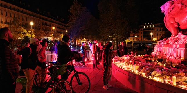 La sinistra francese si focalizza sul bilancio e le primarie, trascurando criminalità e immigrazione