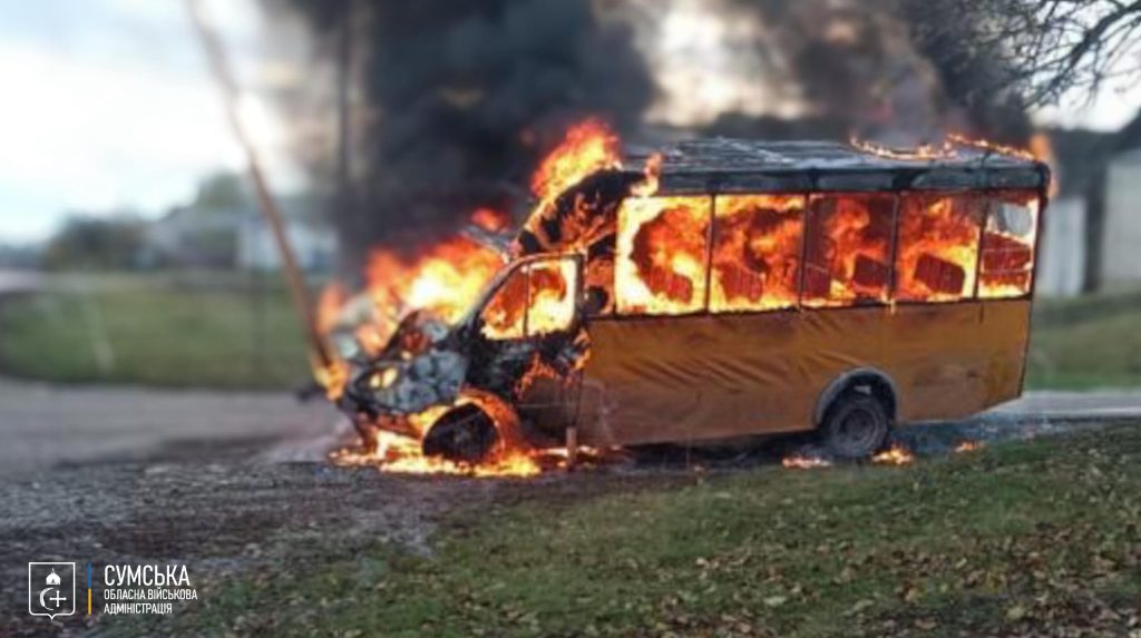 Attacco di drone russo in Ucraina: un minibus e un&#039;auto colpiti nella regione di Sumy Oblast, feriti e danni