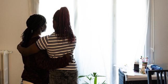 Lentezze e errori nell&#039;amministrazione francese: il rapporto di Amnesty International denuncia le difficoltà dei lavoratori stranieri nel rinnovo dei titoli di soggiorno