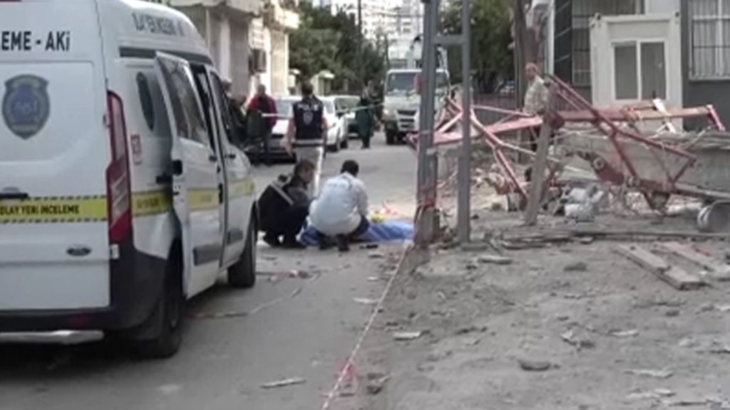 Incidente mortale a Adana: crolla un&#039;impalcatura in metallo durante i lavori di costruzione di un edificio, un operaio ucciso e un altro ferito