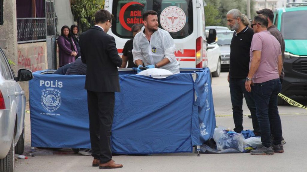 Uomo di 76 anni uccide un&#039;altra persona con un fucile da caccia in un caffè ad Adana: le conseguenze di un tragico evento