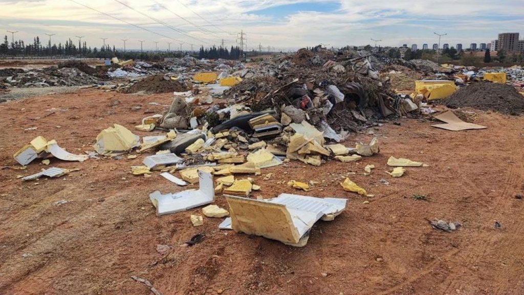 Inquinamento a Adana: la combustione dei rifiuti mette a rischio la salute pubblica e l&#039;ambiente