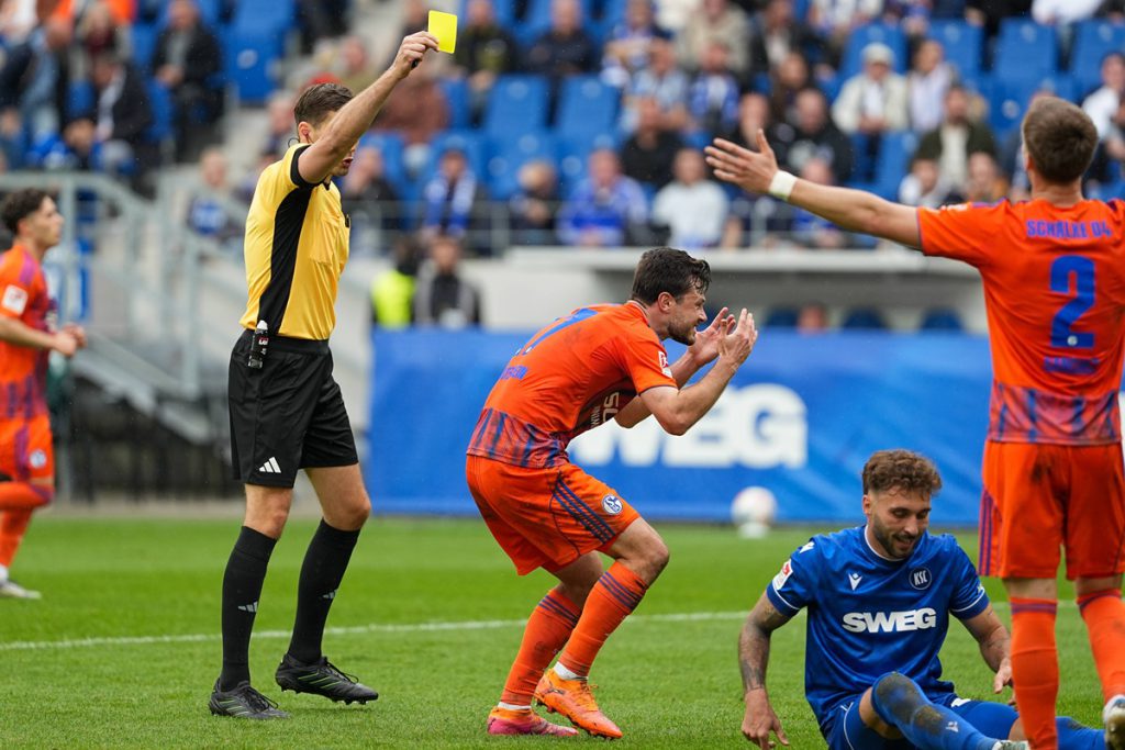 Nuova assenza per lo Schalke 04: un giocatore chiave indisponibile dopo la partita contro il Karlsruhe 

Approfondimento
La partita contro il Karlsruhe ha avuto conseguenze negative per lo Schalke 04, con un nuovo giocatore che dovrà saltare le prossime partite a causa di un infortunio. Questo potrebbe influire negativamente sulla squadra e sulle sue possibilità di successo, in quanto il giocatore in questione era un elemento importante della formazione.

Possibili Conseguenze
La mancanza di questo giocatore potrebbe avere un impatto significativo sulla squadra, in particolare se si tratta di un elemento chiave. Lo Schalke 04 dovrà trovare un modo per colmare il vuoto lasciato da questo giocatore e adattarsi alla sua assenza, forse attraverso la rotazione dei giocatori o l&#039;acquisto di nuovi elementi.

Opinione
È difficile valutare l&#039;impatto esatto di questa assenza senza conoscere i dettagli della situazione, ma è chiaro che lo Schalke 04 dovrà lavorare duramente per superare questo ostacolo e continuare a lottare per i suoi obiettivi. La squadra dovrà dimostrare la sua capacità di adattarsi e di reagire alle difficoltà.

Analisi Critica dei Fatti
La notizia dell&#039;assenza di questo giocatore è un fatto oggettivo, ma è importante considerare il contesto e le possibili conseguenze. Lo Schalke 04 dovrà analizzare la situazione e trovare una soluzione per minimizzare l&#039;impatto di questa assenza, prendendo in considerazione le opzioni disponibili e le strategie più efficaci.

Relazioni con altri fatti
Questa notizia potrebbe essere collegata ad altre notizie relative alla squadra e alla sua situazione attuale, come ad esempio la classifica della lega o le prestazioni degli altri giocatori. È importante considerare il contesto più ampio e le possibili relazioni con altri eventi per avere una visione completa della situazione.

Contesto storico
Lo Schalke 04 ha una lunga storia e ha affrontato molte sfide nel corso degli anni, come ad esempio la lotta per la salvezza o la conquista di trofei importanti. Questa assenza potrebbe essere vista come un&#039;altra sfida da superare, ma è importante considerare il contesto storico e le possibili lezioni che possono essere apprese dalle esperienze passate.

Fonti
La fonte di questa notizia è Bild.de, un sito di notizie sportive tedesco. È importante verificare le fonti e considerare la credibilità delle informazioni per avere una visione accurata della situazione.