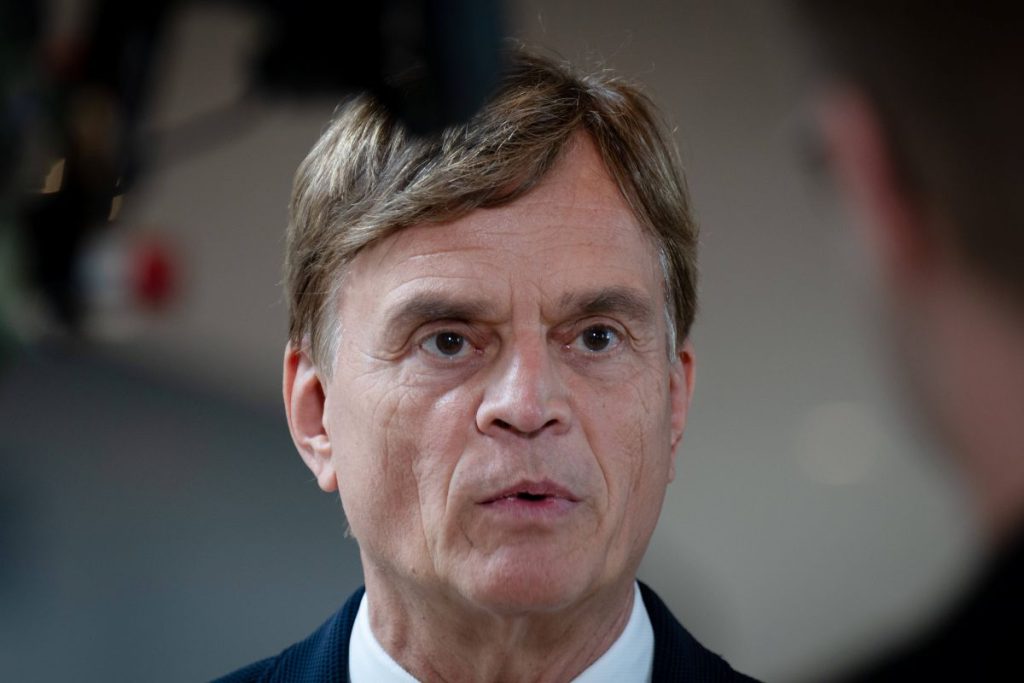 Incendio doloso a Hamburg-Othmarschen: l&#039;auto del politico AfD Bernd Baumann distrutta dalle fiamme