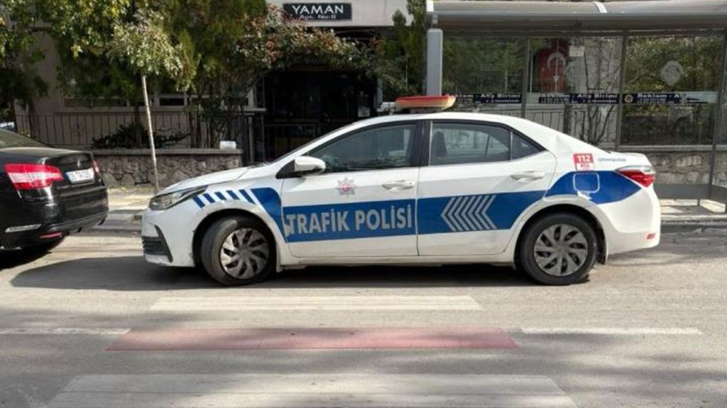 Polizia turca: multa a un agente per aver parcheggiato su un marciapiede a Afyonkarahisar