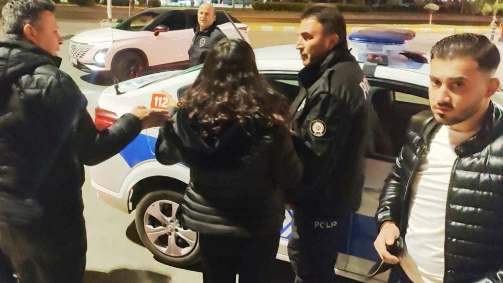 Donna avvocato presa in ostaggio dai genitori in Turchia: un caso di violenza domestica che solleva interrogativi sulla sicurezza e la protezione delle persone