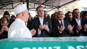 Ömer Çelik partecipa alla cerimonia funebre dello zio Hasan Öztopal, un momento di lutto e solidarietà per il vicepresidente del partito AK