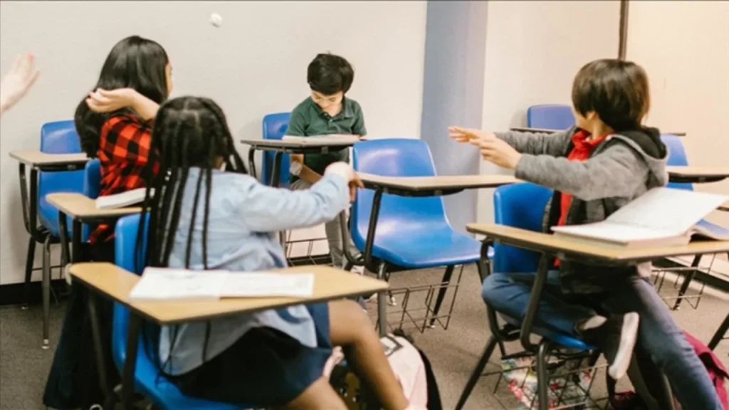 Il 70 % del bullismo tra pari avviene fuori dalla scuola, secondo lo studio del MEB