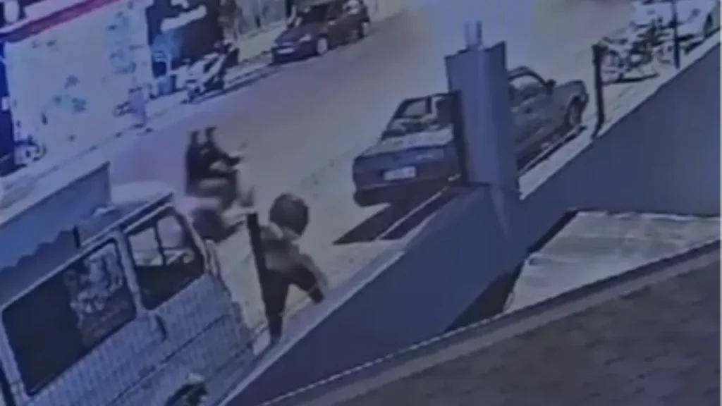 Aggressione violenta a donna ad Alanya: la comunità in allarme dopo l&#039;attacco ripreso dalle telecamere di sorveglianza