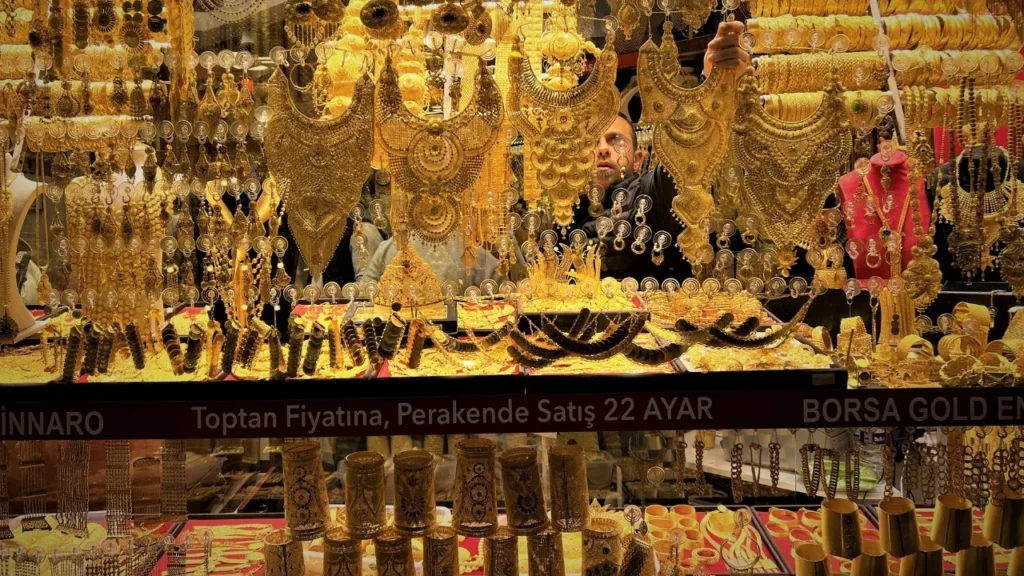 Prezzo dell'oro al 25 novembre 2020: 5.660 lira turche per grammo, 4.150 dollari per oncia, in crescita grazie alle aspettative di riduzione dei tassi Fed