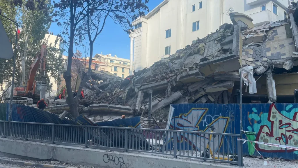 Ankara&#039;nın göbeğinde yıkım paniği!